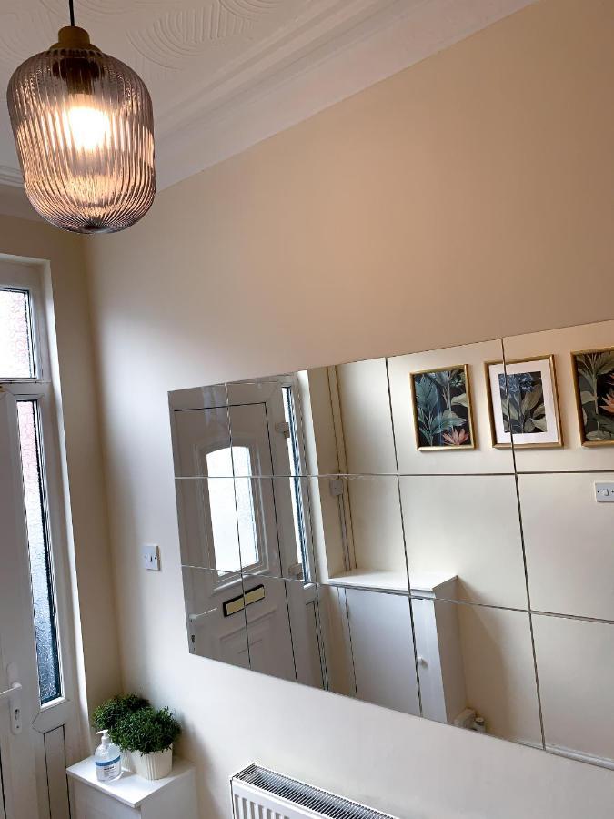 Large House Near Anfield & Liverpool Town Экстерьер фото