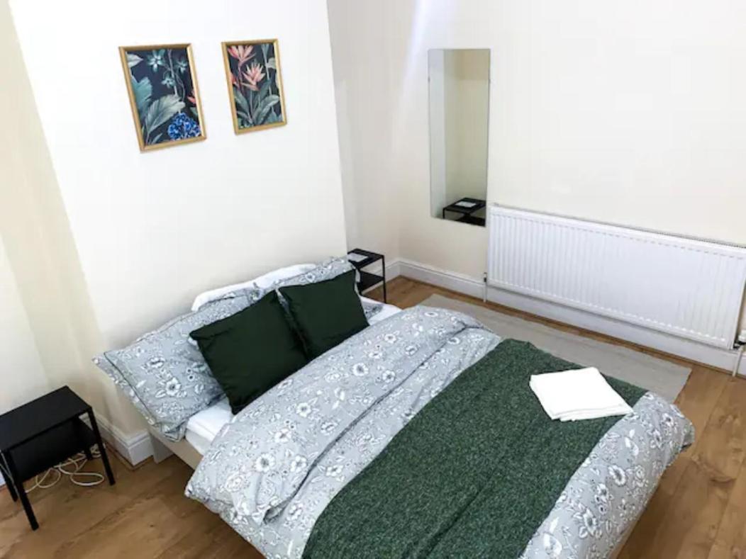 Large House Near Anfield & Liverpool Town Экстерьер фото